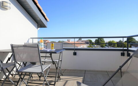 Les Epinettes: Cielo, Shade, Sedia, Costruzione, Mobili Da Esterno, Tavolo Esterno, Urban Design, Tetto, Facciata, Tavolo