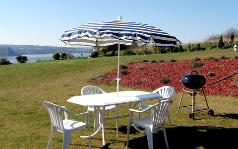 Belle Vue sur Mer: Ombrello, Mobilia, Tavolo, Sedia, Erba, Tempo Libero, Architettura, Shade, Comunita 'Impianto, Albero