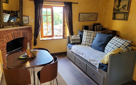 Le Pigeonnier: Cornice, Tavolo, Mobilia, Proprietà, Divano, Azzurro, Legna, Interior Design, Finestra, Comfort