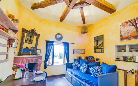 Le Pigeonnier: Cornice, Proprietà, Tavolo, Mobilia, Divano, Azzurro, Decorazione, Blu, Viola, Illuminazione
