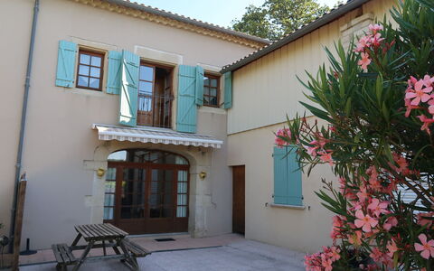 Le Mas: Proprietà, Pianta, Cielo, Fiore, Costruzione, Finestra, Albero, Quartiere, Casa, Immobiliare