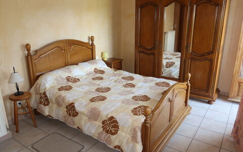 Le Mas: Mobilia, Costruzione, Proprietà, Cabinetry, Comfort, Cassetto, Telaio Del Letto, Legna, Tessile, Letto