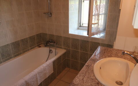 Le Mas: Marrone, Vasca Da Bagno, Rubinetto, Idraulico Fixture, Proprietà, Lavello, Finestra, Bagno, Lavandino Del Bagno, Interior Design
