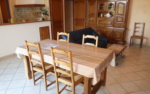 Le Mas: Tavolo, Mobilia, Proprietà, Costruzione, Cabinetry, Sedia, Legna, Cornice, Illuminazione, Interior Design