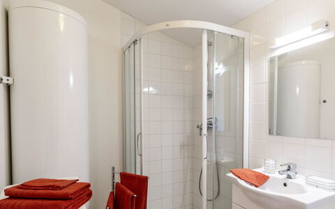 Le Moulin de Verfeuil: Specchio, Proprietà, Lavello, Costruzione, Rubinetto, Idraulico Fixture, Bagno, Interior Design, Porta