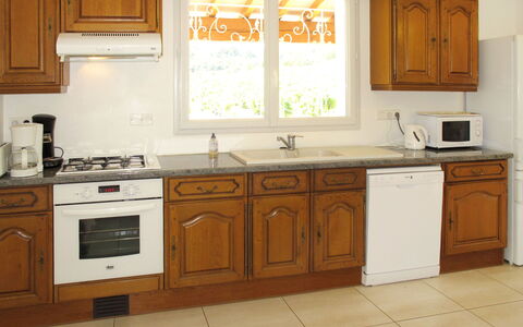 Les Lilas Blancs: Cabinetry, Mobilia, Controsoffitto, Cucina, Camera, Proprietà, Apparecchio Major, Pavimento, Interior Design, Costruzione