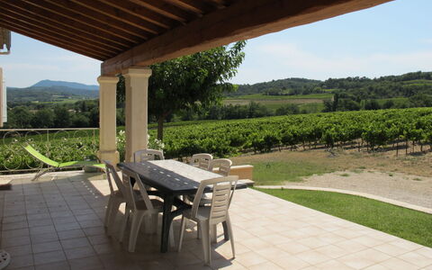Les Lilas Blancs: Pianta, Proprietà, Cielo, Shade, Legna, Tavolo, Erba, Albero, Nube, Portico