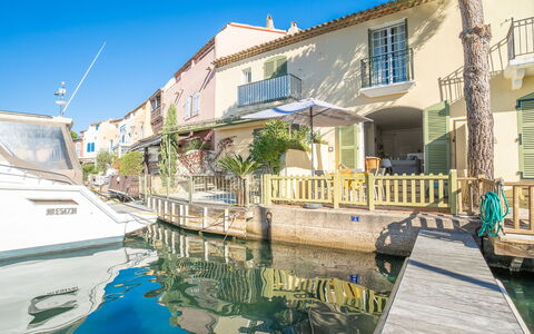 Bleu Azur: Acqua, Cielo, Costruzione, Proprietà, Finestra, Azzurro, Pianta, Barca, Casa, Albero