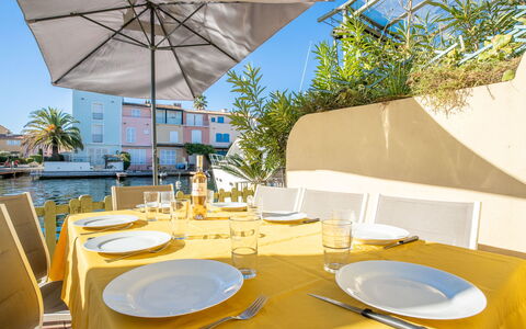 Bleu Azur: Tavolo, Cielo, Proprietà, Mobilia, Tavola, Dishware, Pianta, Shade, Sedia, Ombrello