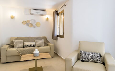 Stella di Mare: Divano, Proprietà, Tavolo, Mobilia, Cornice, Costruzione, Comfort, Interior Design, Soggiorno, Illuminazione