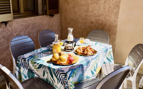 Stella di Mare: Tavolo, Cibo, Mobilia, Tavola, Sedia, Dishware, Finestra, Tovaglia, Interior Design, Costruzione