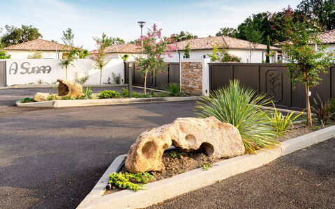 Ghisonaccia 615: Proprietà, Immobiliare, Casa, Zona Residenziale, Casa, Giardino, Roccia, Erba, Cielo, Paesaggio