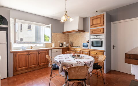 Casella: Marrone, Tavolo, Cabinetry, Controsoffitto, Proprietà, Mobilia, Lavello, Legna, Cucina, Finestra