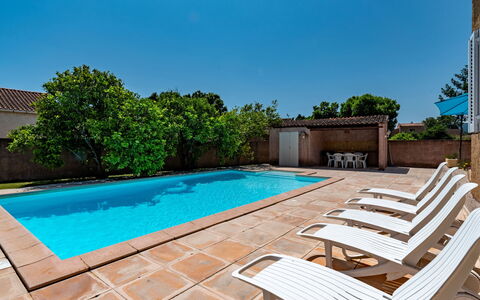 Casella: Acqua, Pianta, Cielo, Piscina, Azzurro, Shade, Mobili Da Esterno, Rettangolo, Interior Design, Albero