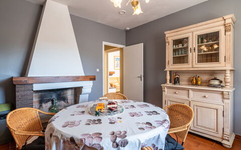Casella: Mobilia, Proprietà, Tavolo, Bianca, Cabinetry, Sedia, Legna, Interior Design, Illuminazione, Decorazione