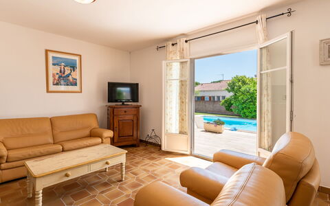 Casella: Mobilia, Divano, Tavolo, Legna, Comfort, Interior Design, Soggiorno, Divano Letto, Pavimentazione, Pavimento