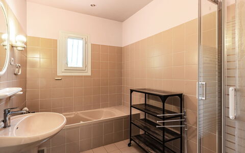 Casella: Specchio, Idraulico Fixture, Proprietà, Lavello, Rubinetto, Costruzione, Lavandino Del Bagno, Bagno, Legna