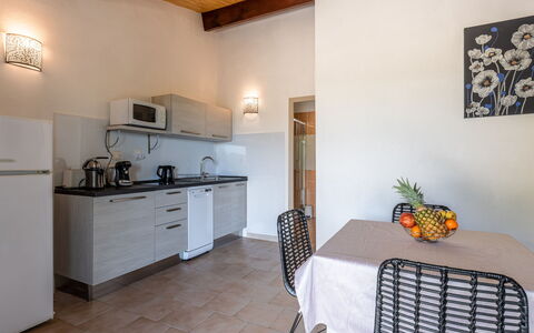 San Antoine: Mobilia, Cabinetry, Proprietà, Controsoffitto, Tavolo, Pianta, Costruzione, Sedia, Legna, Cassetto