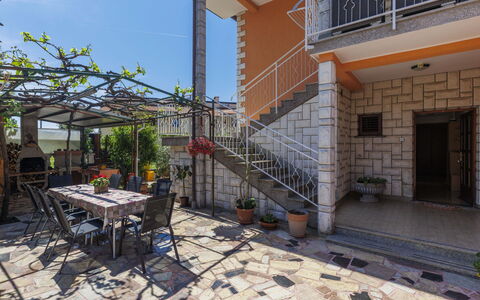 Elvi: Giorno, Proprietà, Pianta, Vaso Di Fiori, Architettura, Sedia, Tavolo, Interior Design, Urban Design, Shade