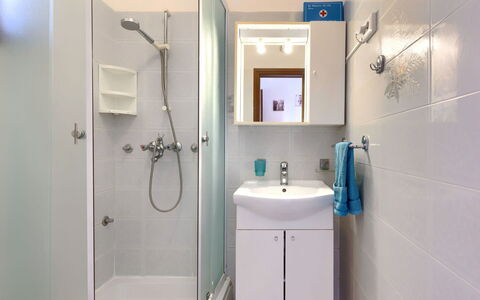 Elvi: Rubinetto, Specchio, Idraulico Fixture, Proprietà, Lavello, Lavandino Del Bagno, Mobiletto Del Bagno, Bagno, Viola, Interior Design