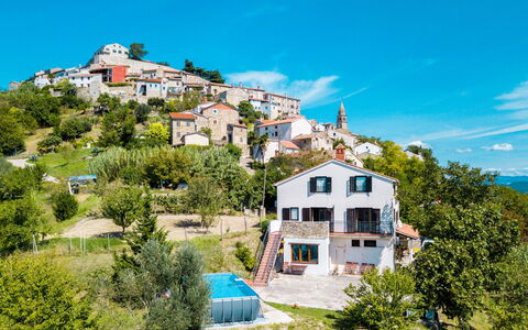 Kušar: Proprietà, Casa, Blu, Cittadina, Cielo, Zona Residenziale, Immobiliare, Insediamento Umano, Costruzione, Casa
