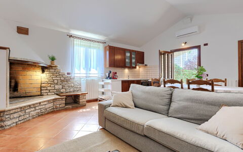 Tomazin: Mobilia, Interior Design, Divano, Pavimentazione, Pavimento, Legna, Soffitto, Soggiorno, Camera, Tavolo