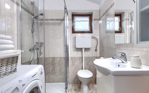 Tomazin: Interior Design, Idraulico Fixture, Pavimentazione, Pavimento, Lavello, Lavandino Del Bagno, Bagno, Mobilia, Rubinetto, Camera
