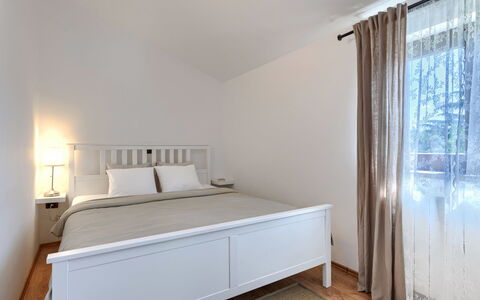 Tomazin: Letto, Mobilia, Camera Da Letto, Interior Design, Bedding, Lenzuolo, Legna, Biancheria, Pavimento, Soffitto
