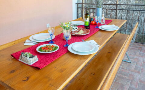Medica: Cibo, Tavola, Tavolo, Mobilia, Dishware, Piatto, Legna, Interior Design, Tazza, Finestra
