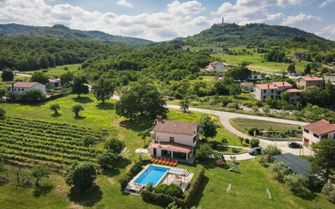 Villa Emanuela: Acqua, Cielo, Proprietà, Piscina, Pianta, Azzurro, Albero, Erba, Tempo Libero, Materiale Composito