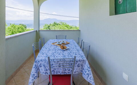 Carlo: Tavolo, Mobilia, Proprietà, Pianta, Verde, Interior Design, Costruzione, Sedia, Cielo, Pavimento