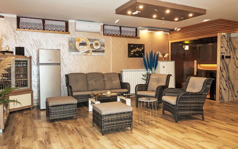 Villa Helena: Mobilia, Interior Design, Pavimentazione, Pavimento, Legna, Camera, Divano, Pavimento In Legno, Soggiorno, Tavolo