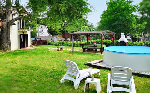 Sara: Proprietà, Erba, Backyard, Cortile, Prato, Albero, Giardino, Costruzione, Immobiliare, Casa