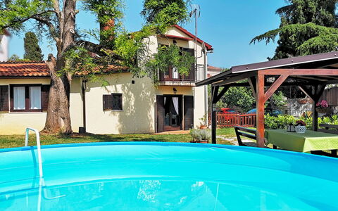 Sara: Acqua, Pianta, Costruzione, Cielo, Proprietà, Finestra, Piscina, Natura, Azzurro, Albero