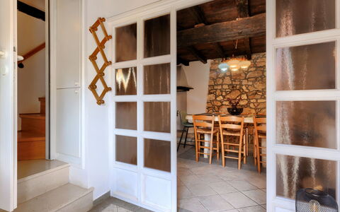 Erika: Proprietà, Tavolo, Legna, Interior Design, Porta, Pavimento, Sedia, Color Legno, Parete