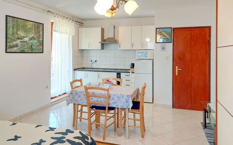 Kuki: Mobilia, Proprietà, Tavolo, Cabinetry, Cornice, Sedia, Legna, Interior Design, Illuminazione, Controsoffitto