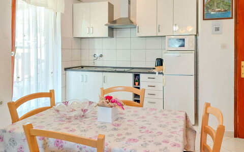 Kuki: Mobilia, Cabinetry, Proprietà, Controsoffitto, Frigorifero, Tavolo, Elettrodomestico Da Cucina, Interior Design, Sedia, Cucina