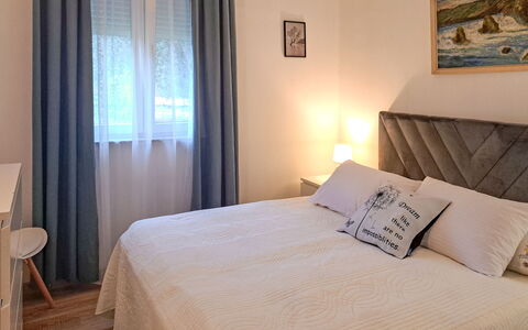 Glavica: Mobilia, Letto, Interior Design, Camera Da Letto, Bedding, Lenzuolo, Biancheria, Legna, Camera, Pavimento