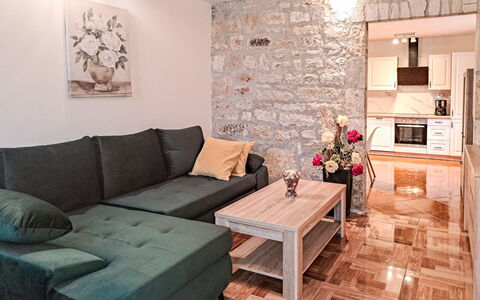 Glavica: Mobilia, Divano, Pavimentazione, Interior Design, Pavimento, Soggiorno, Legna, Tavolo, Camera, Illuminazione