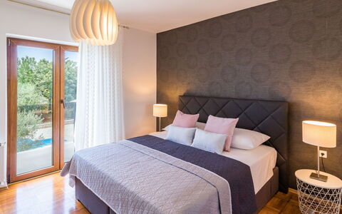 Sara: Camera Da Letto, Mobilia, Letto, Camera, Proprietà, Interior Design, Telaio Del Letto, Pavimento, Lenzuolo, Parete