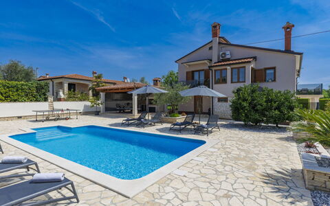 Sara: Nube, Cielo, Pianta, Acqua, Mobilia, Costruzione, Piscina, Azzurro, Finestra, Sedia