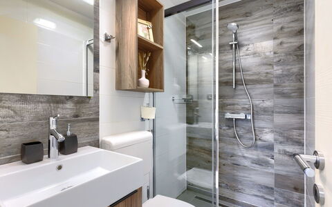 Sara: Specchio, Rubinetto, Lavello, Proprietà, Idraulico Fixture, Lavandino Del Bagno, Bagno, Soffione Doccia, Costruzione, Interior Design