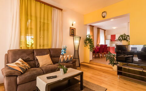 Petar: Soggiorno, Camera, Proprietà, Mobilia, Interior Design, Tenda, Costruzione, Immobiliare, Pavimento, Giallo