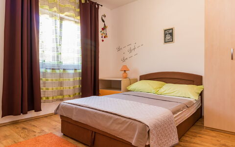 Petar: Camera Da Letto, Letto, Mobilia, Camera, Lenzuolo, Proprietà, Telaio Del Letto, Interior Design, Materasso, Pavimento