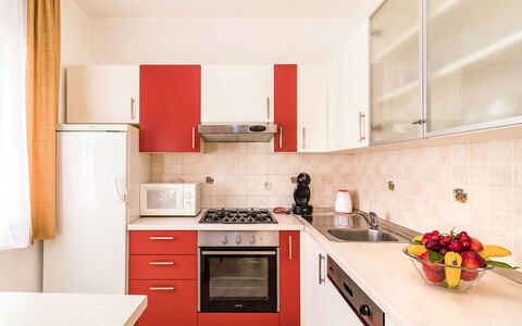 Petar: Controsoffitto, Cabinetry, Proprietà, Lavello, Cucina Stufa, Cucina, Costruzione, Fiore, Legna, Interior Design