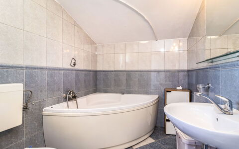 Petar: Vasca Da Bagno, Idraulico Fixture, Specchio, Rubinetto, Proprietà, Lavello, Bagno, Costruzione, Architettura, Interior Design