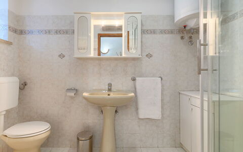 Tijan: Specchio, Rubinetto, Idraulico Fixture, Lavello, Lavandino Del Bagno, Proprietà, Viola, Bagno, Interior Design, Gabinetto