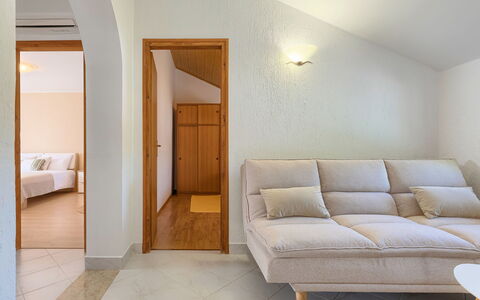 Tijan: Camera, Proprietà, Mobilia, Interior Design, Pavimento, Costruzione, Parete, Soffitto, Immobiliare, Casa