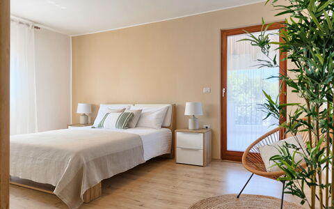 Tijan: Mobilia, Camera Da Letto, Camera, Letto, Interior Design, Proprietà, Parete, Telaio Del Letto, Lenzuolo, Pavimento