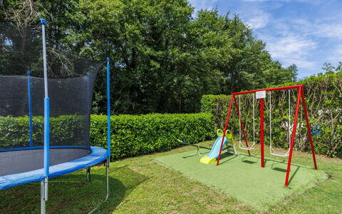 Liberat: Blu, Attrezzatura Giochi All'Aperto, Shade, Tempo Libero, Giardino, Terreno Di Gioco, Prato, Parco, Landscaping, Erba Sintetica